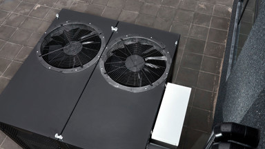 Ved at lease en varmepumpe, kan den enkelte virksomhed nemlig både spare penge og nedsætte CO2-udledningen