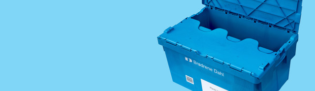 Få dine varer leveret i vores blå, genanvendelige plastkasser. Det er CO2 besparende, det reducerer affaldspap, og det er gratis.