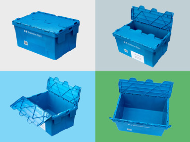 Få dine varer leveret i vores blå, genanvendelige plastkasser. Det er CO2 besparende, det reducerer affaldspap, og det er gratis.