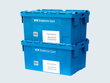 Få dine varer leveret i vores blå, genanvendelige plastkasser. Det er CO2 besparende, det reducerer affaldspap, og det er gratis.